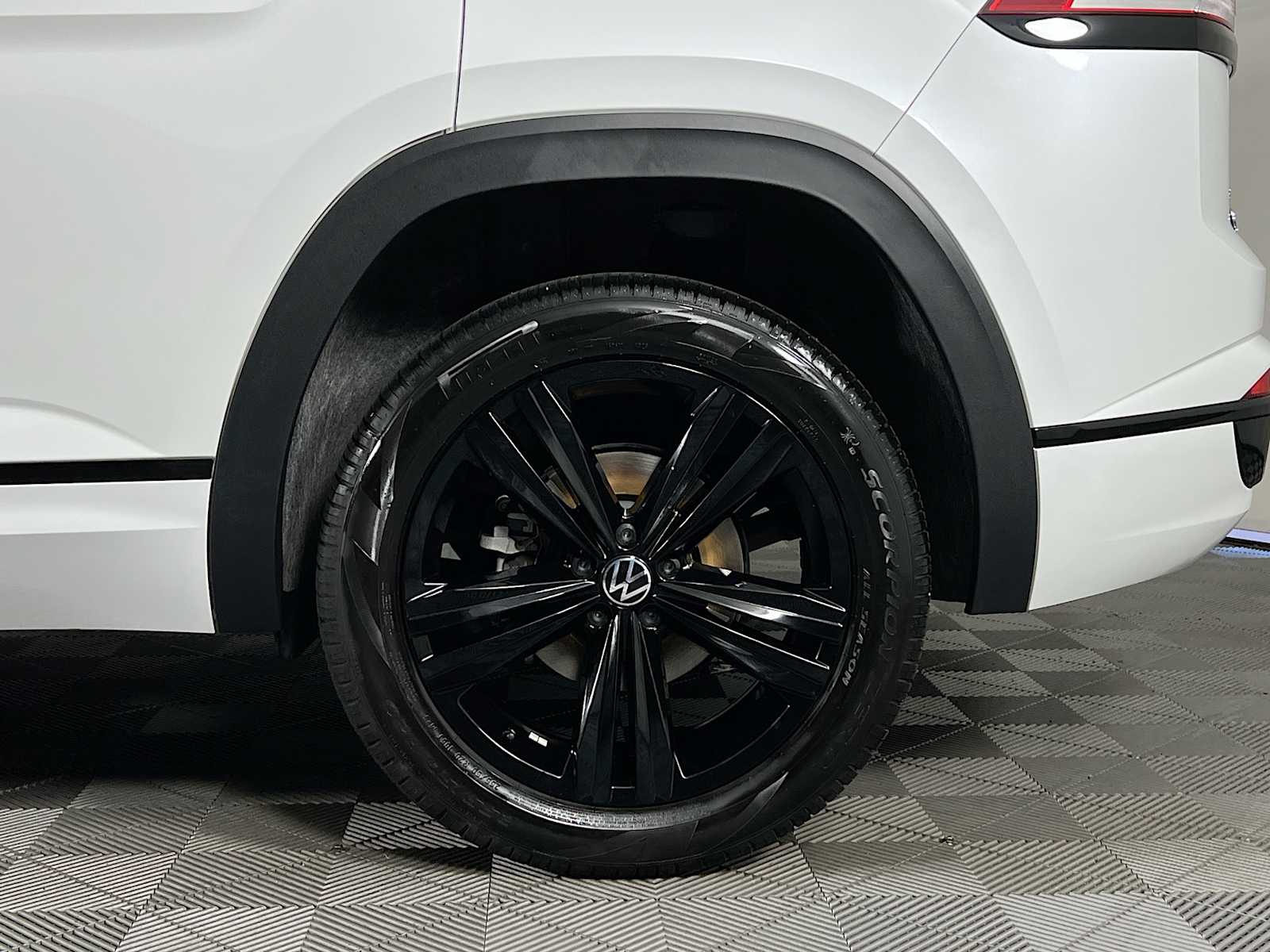 2023 Volkswagen Atlas Cross Sport 2.0T SEL R-Line Black - Photo 33