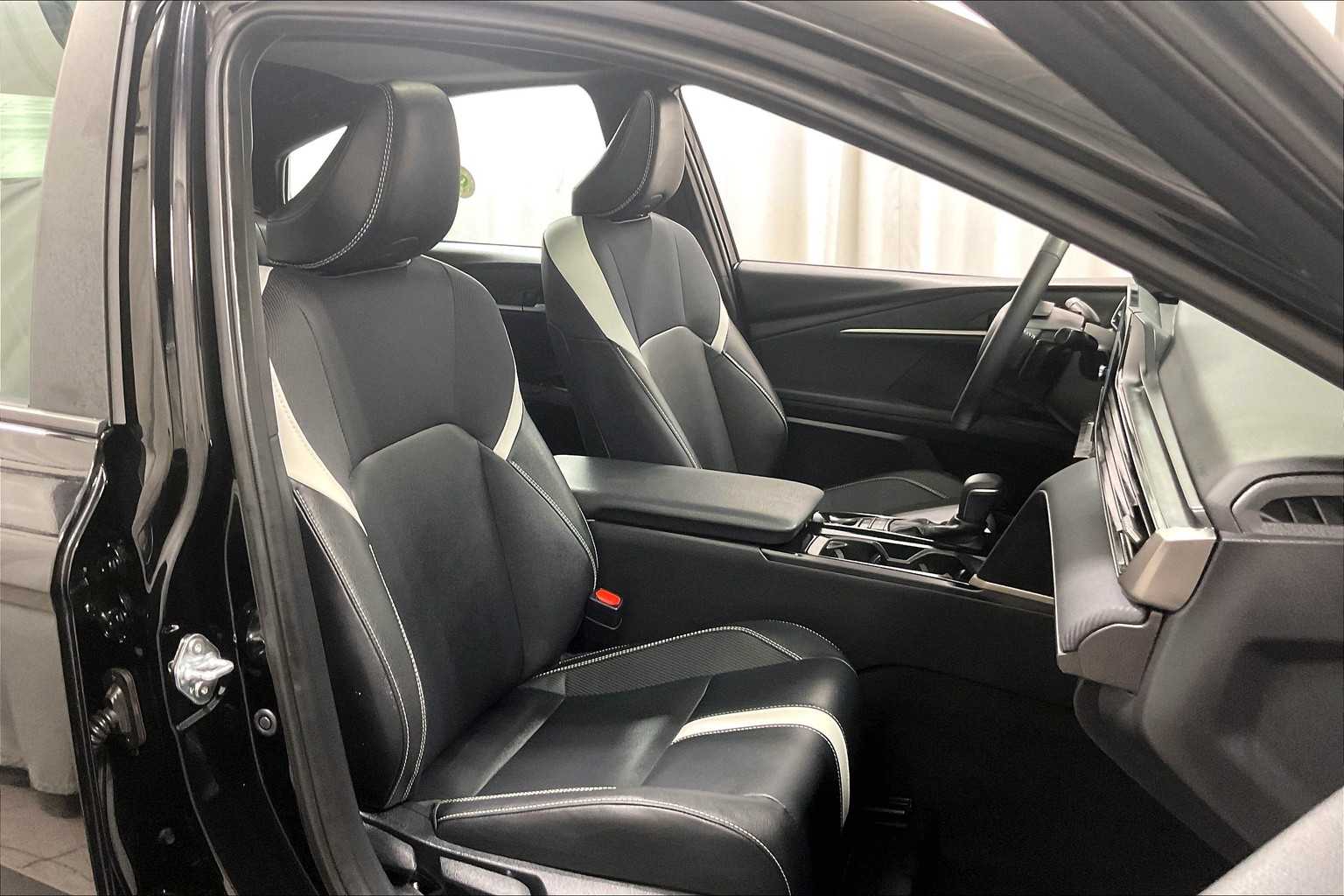 2025 Toyota Camry SE - Photo 11