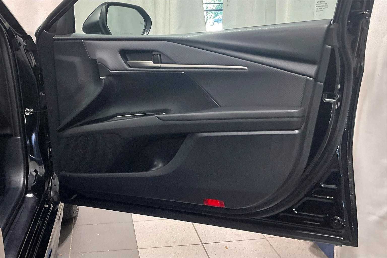 2025 Toyota Camry SE - Photo 12