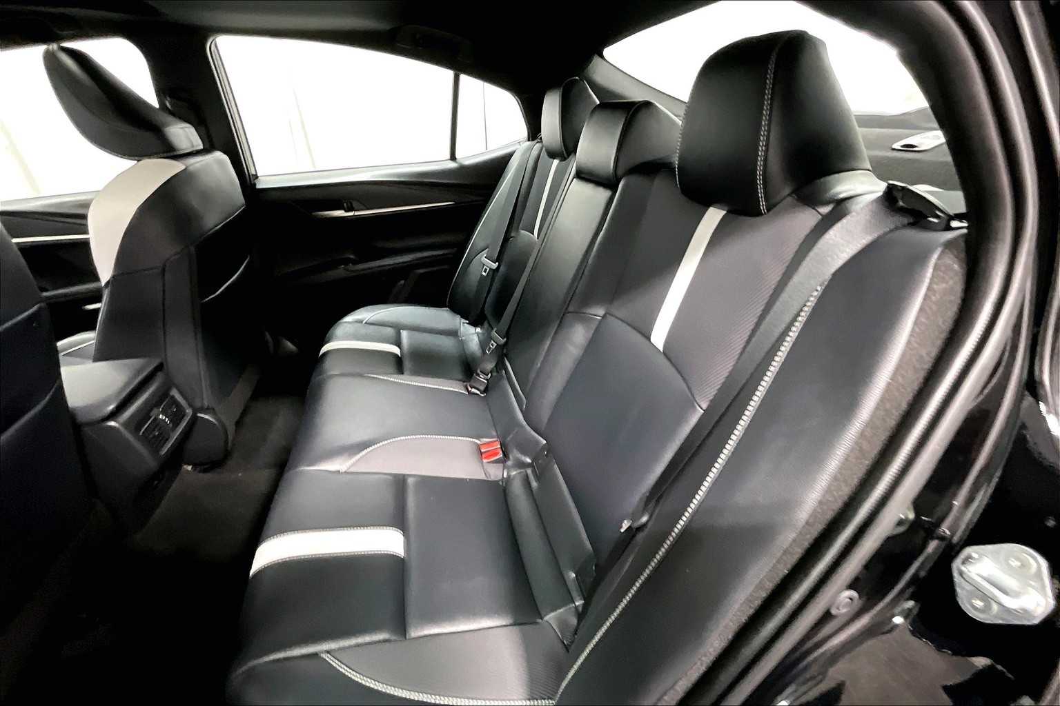 2025 Toyota Camry SE - Photo 15