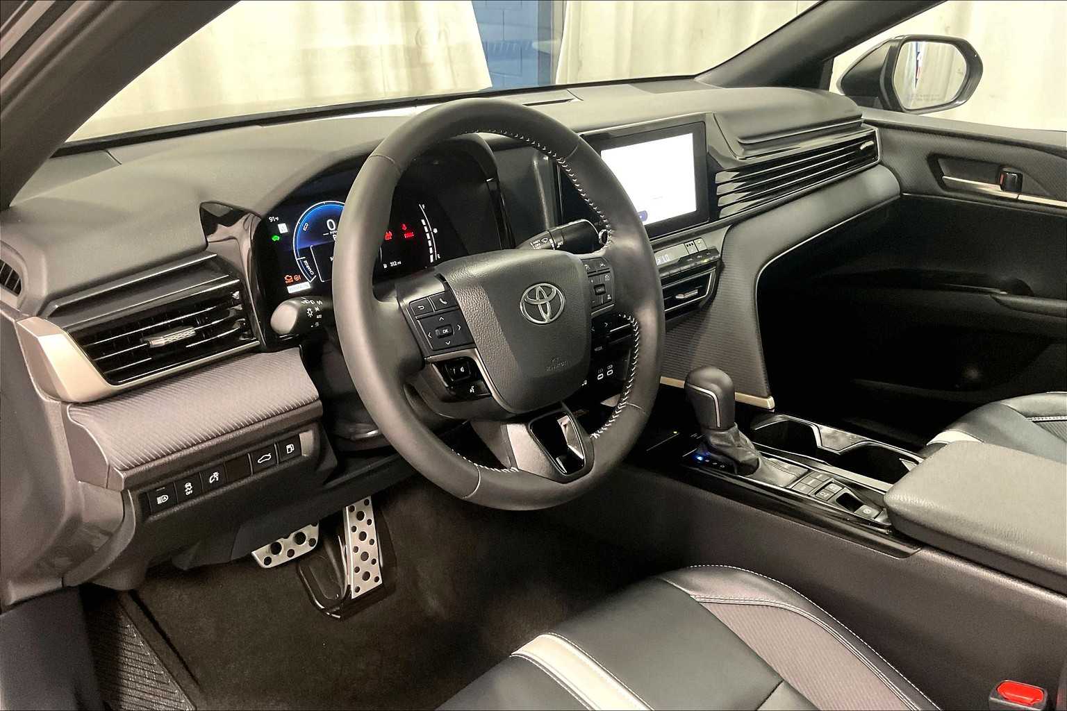 2025 Toyota Camry SE - Photo 8