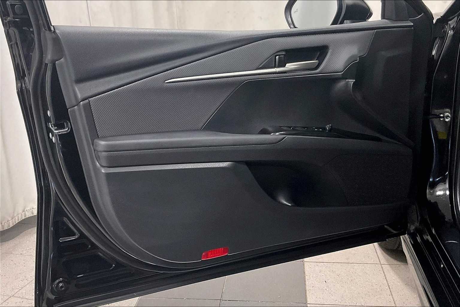 2025 Toyota Camry SE - Photo 9