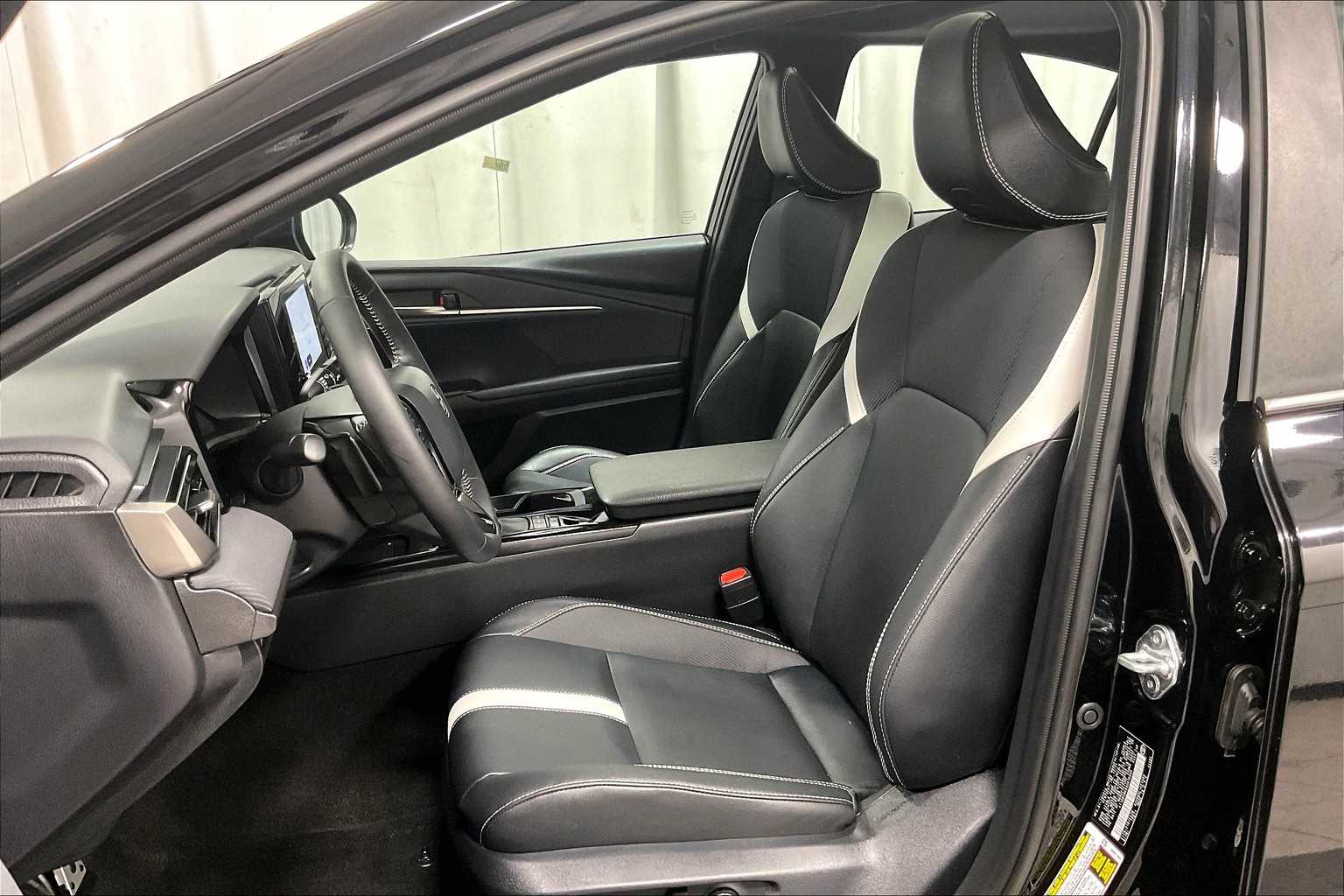 2025 Toyota Camry SE - Photo 10
