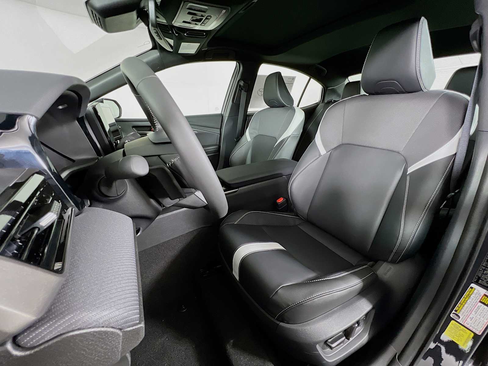 2025 Toyota Camry SE - Photo 12
