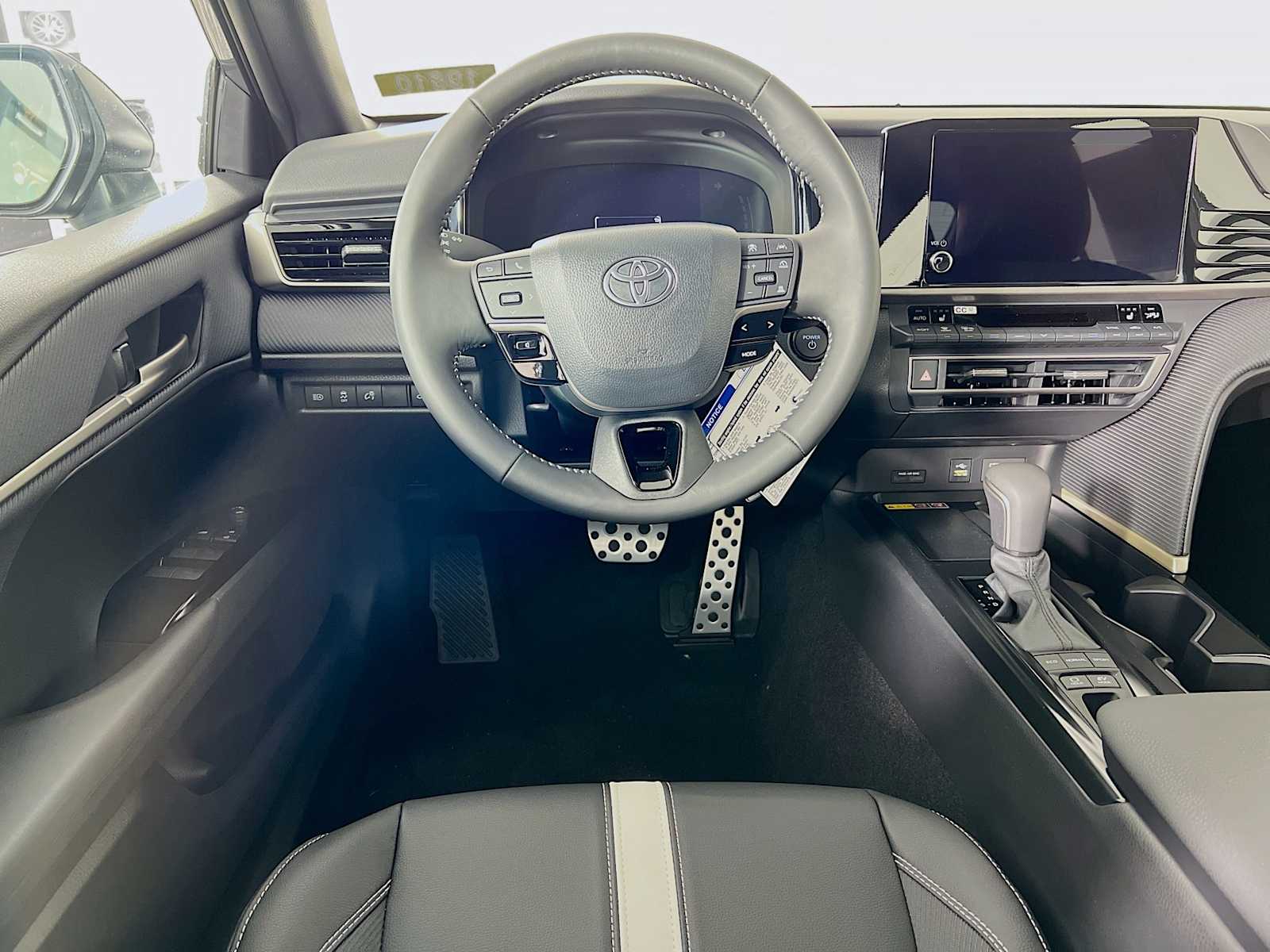 2025 Toyota Camry SE - Photo 15