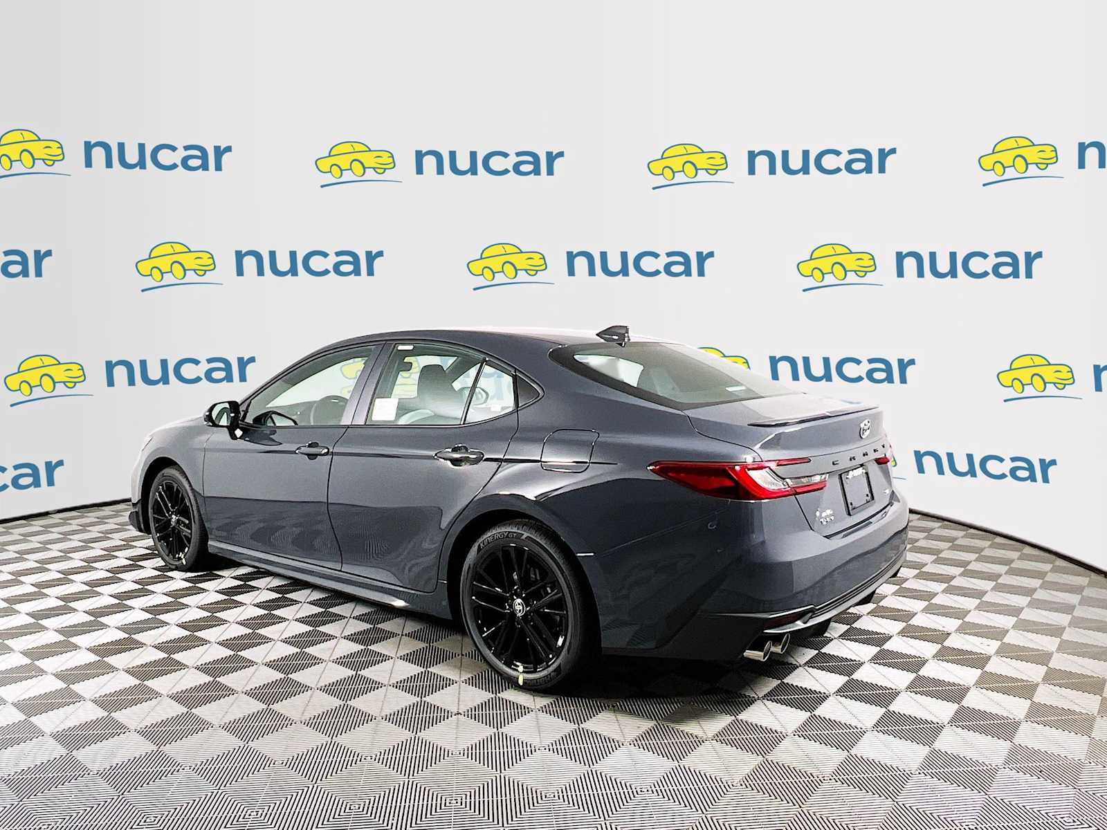 2025 Toyota Camry SE - Photo 4