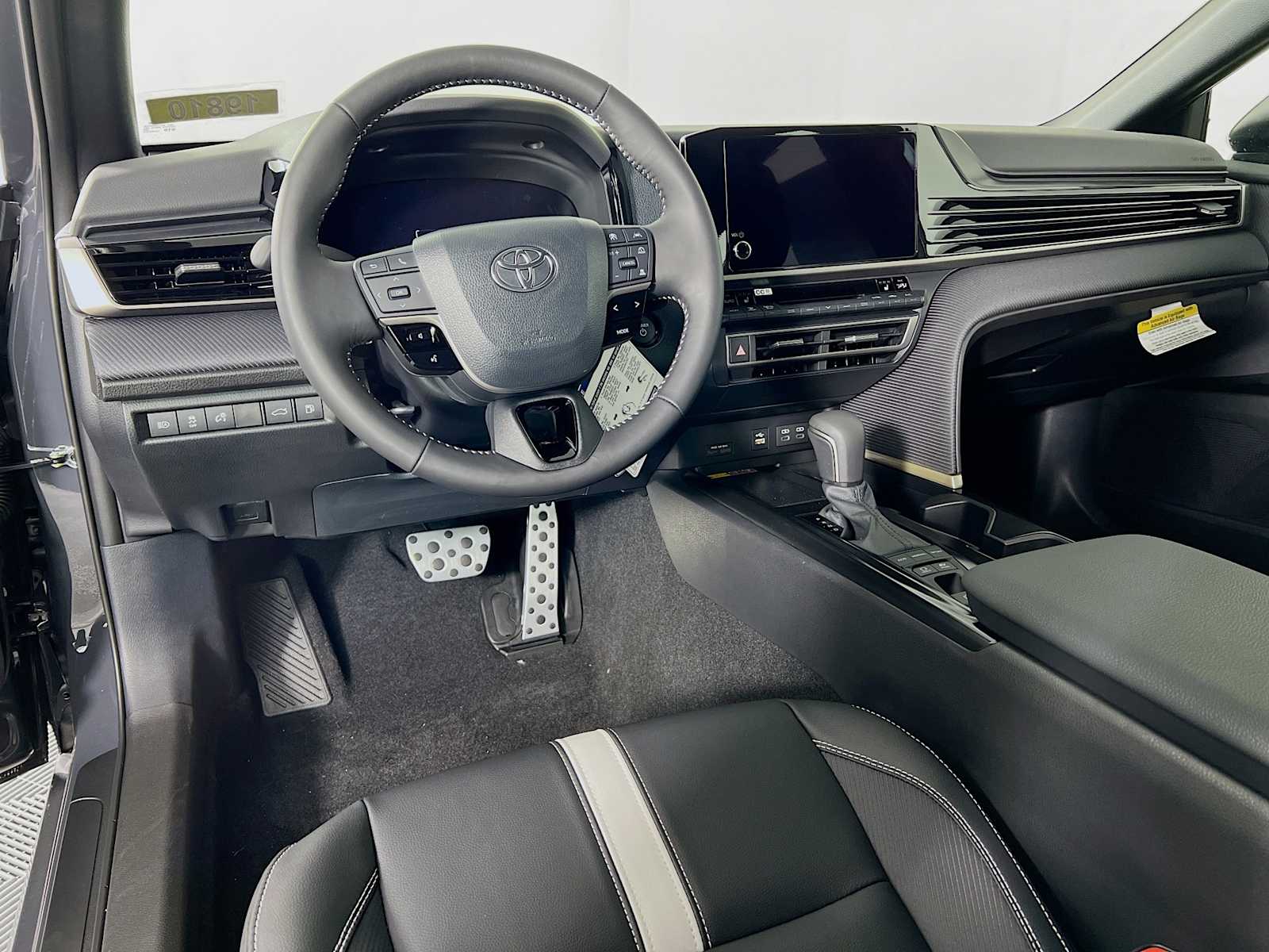 2025 Toyota Camry SE - Photo 6