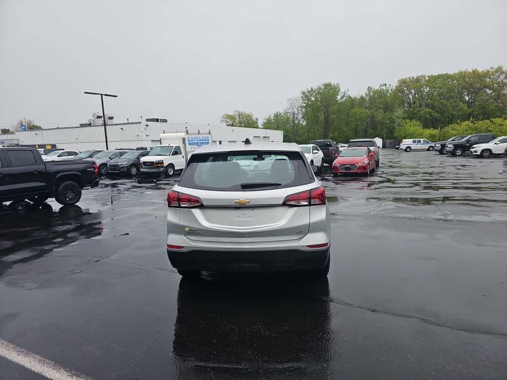 2022 Chevrolet Equinox LS - Photo 2