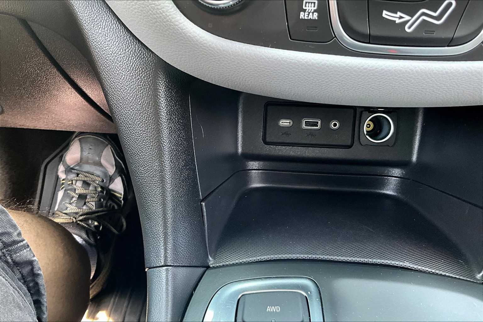 2022 Chevrolet Equinox LS - Photo 25