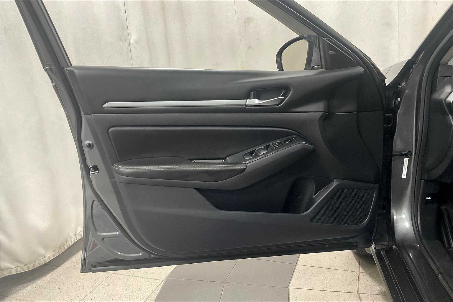 2022 Nissan Altima 2.5 SV - Photo 9