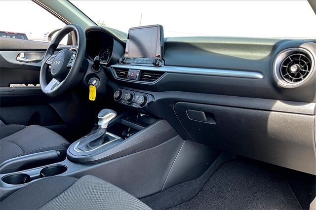 2023 Kia Forte LXS - Photo 13