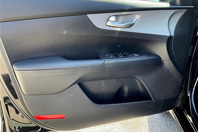 2023 Kia Forte LXS - Photo 9