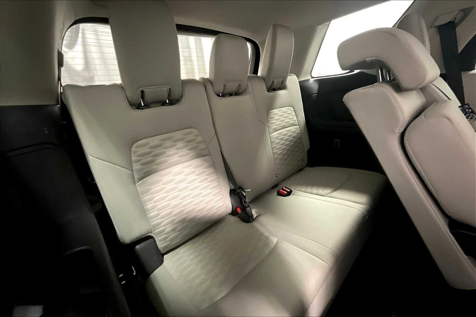 2022 Nissan Pathfinder SV - Photo 16