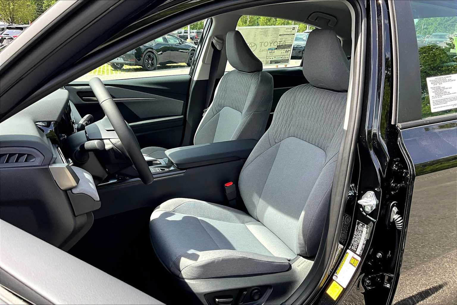 2025 Toyota Camry LE - Photo 11