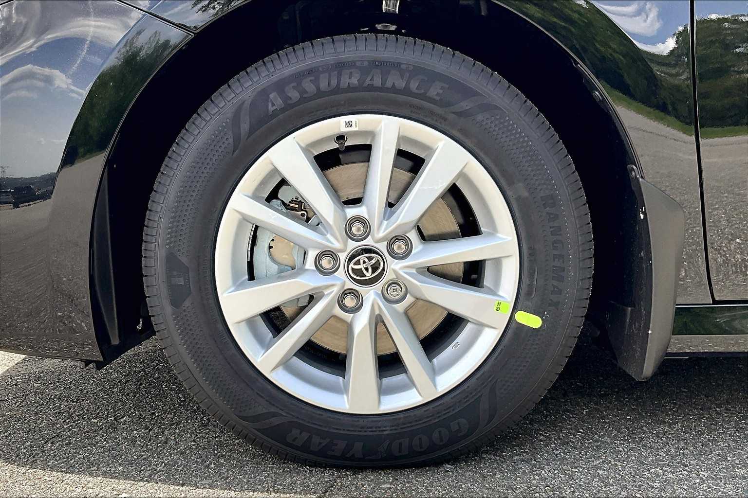 2025 Toyota Camry LE - Photo 8