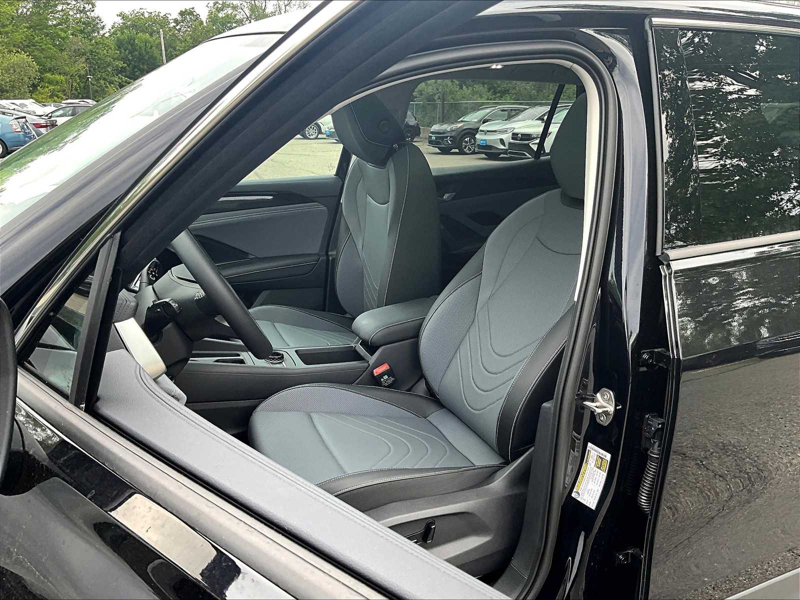 2025 Volkswagen Tiguan SE - Photo 11