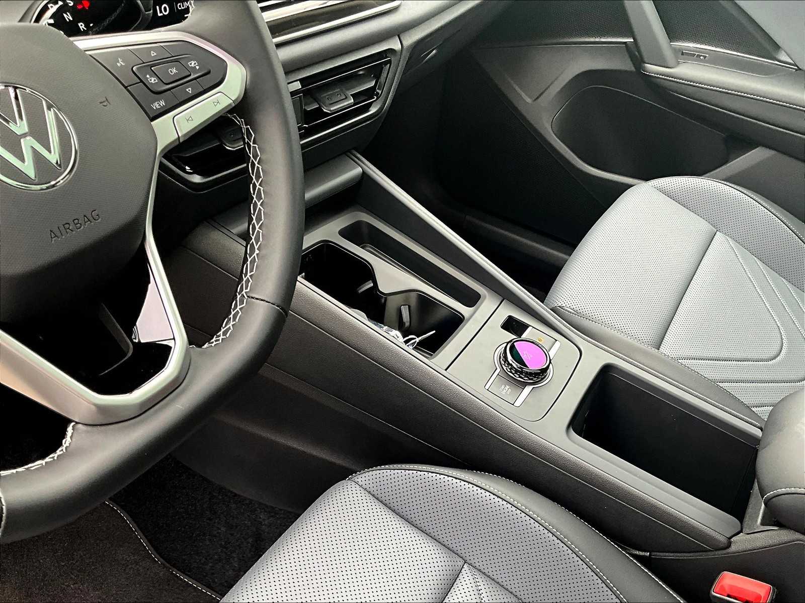 2025 Volkswagen Tiguan SE - Photo 14