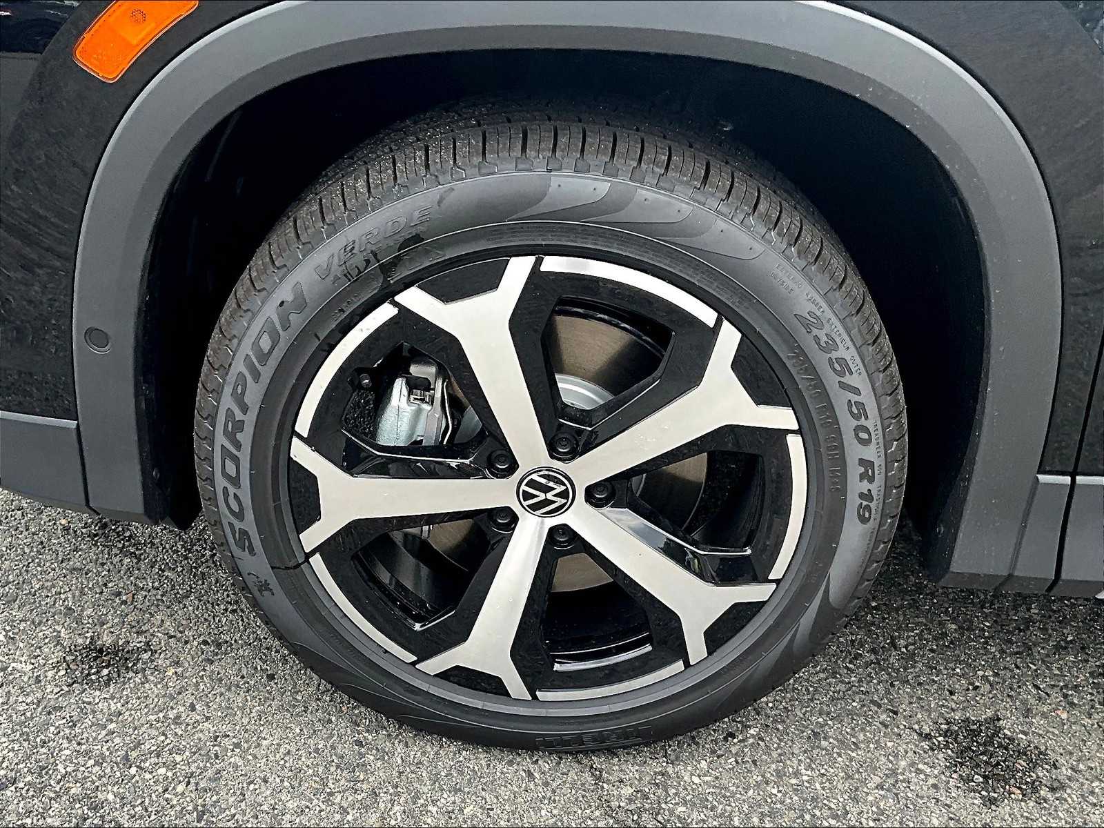 2025 Volkswagen Tiguan SE - Photo 8