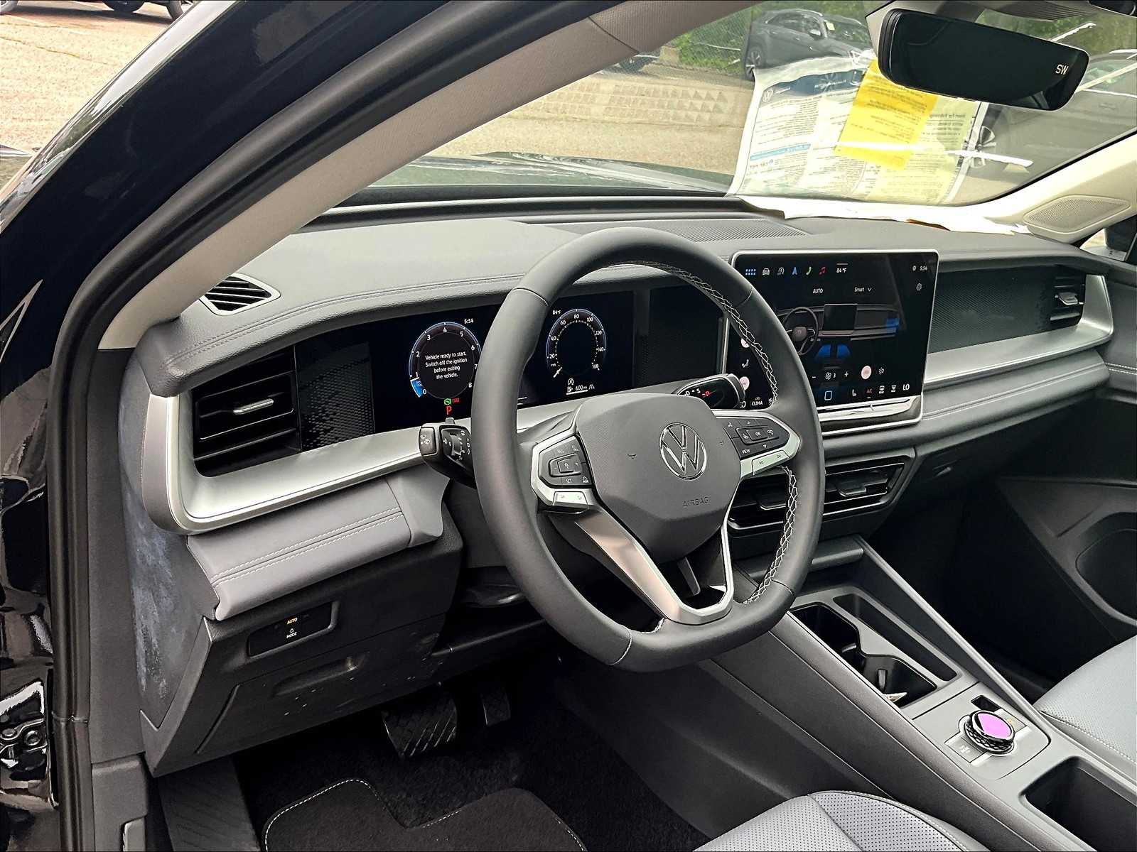 2025 Volkswagen Tiguan SE - Photo 9