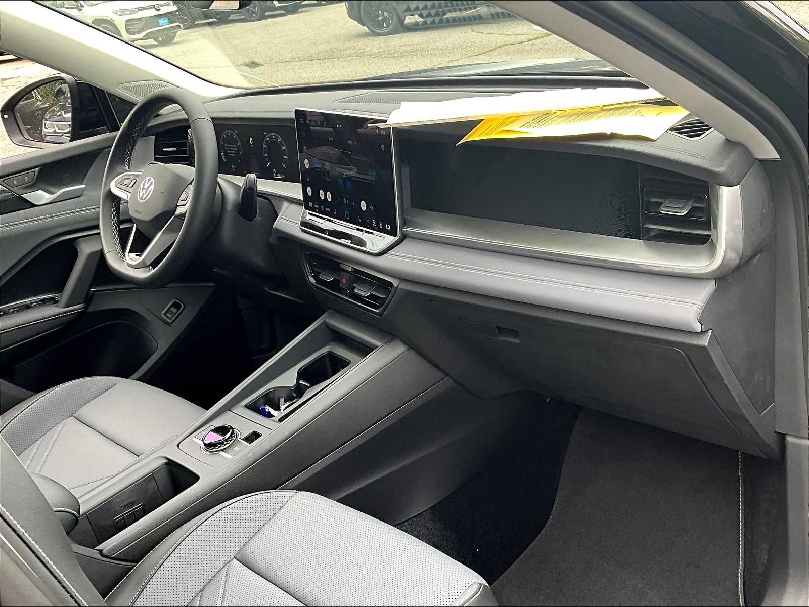 2025 Volkswagen Tiguan SE - Photo 10