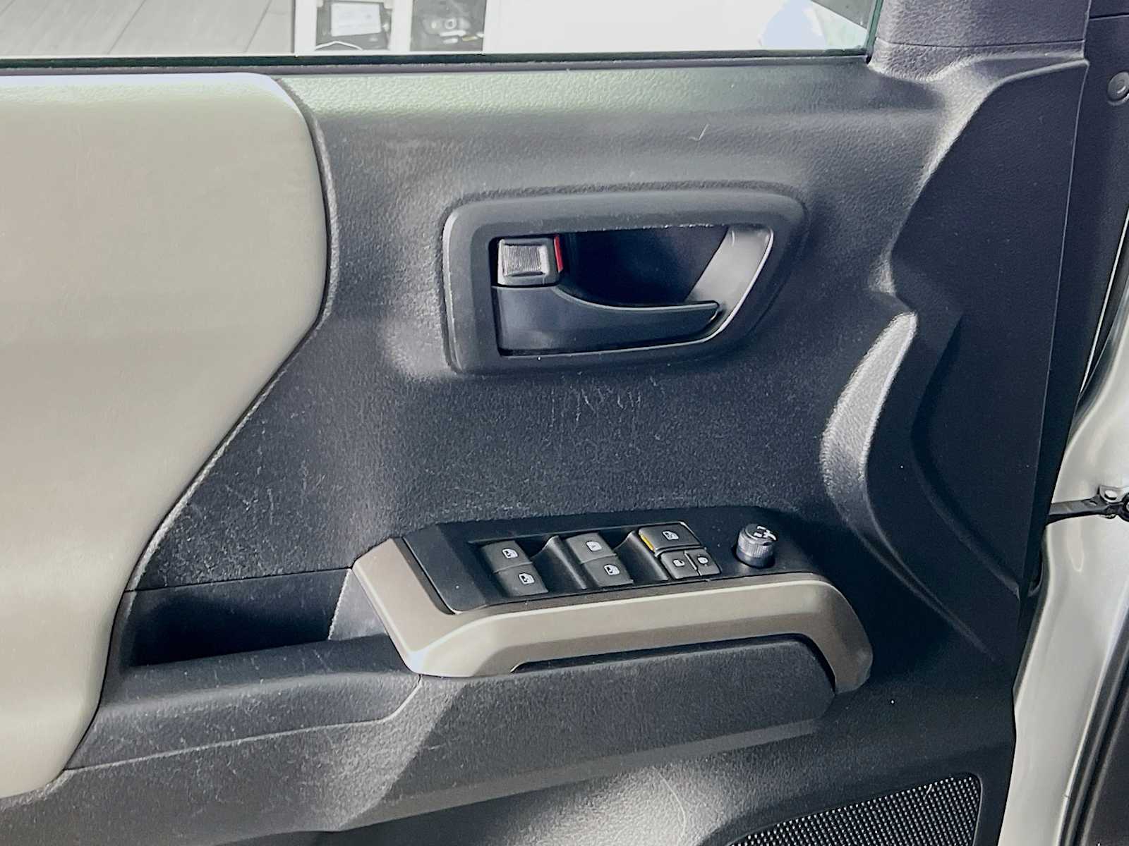 2022 Toyota Tacoma SR5 - Photo 17