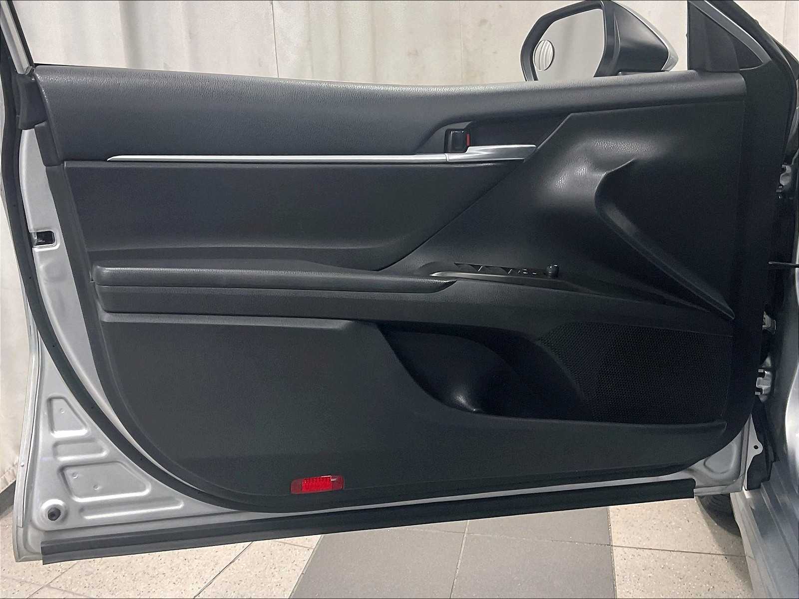 2023 Toyota Camry SE - Photo 9