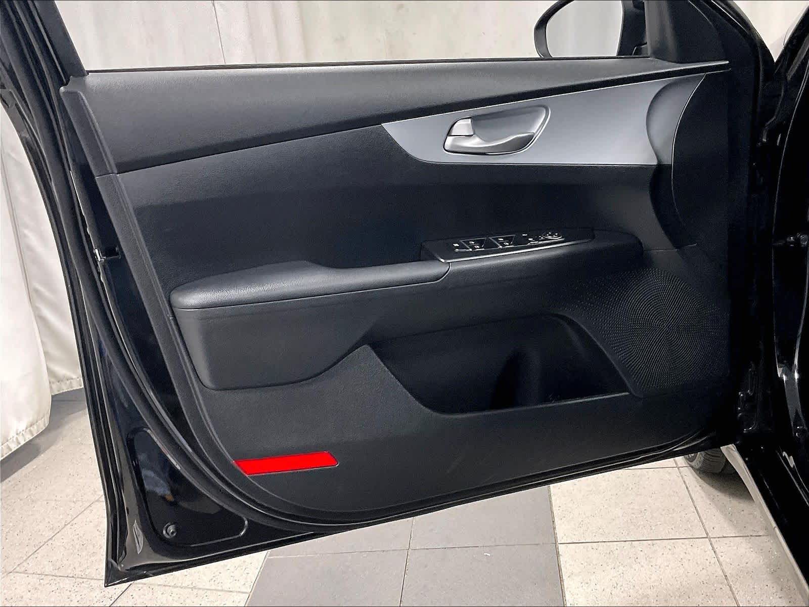 2023 Kia Forte LXS - Photo 9