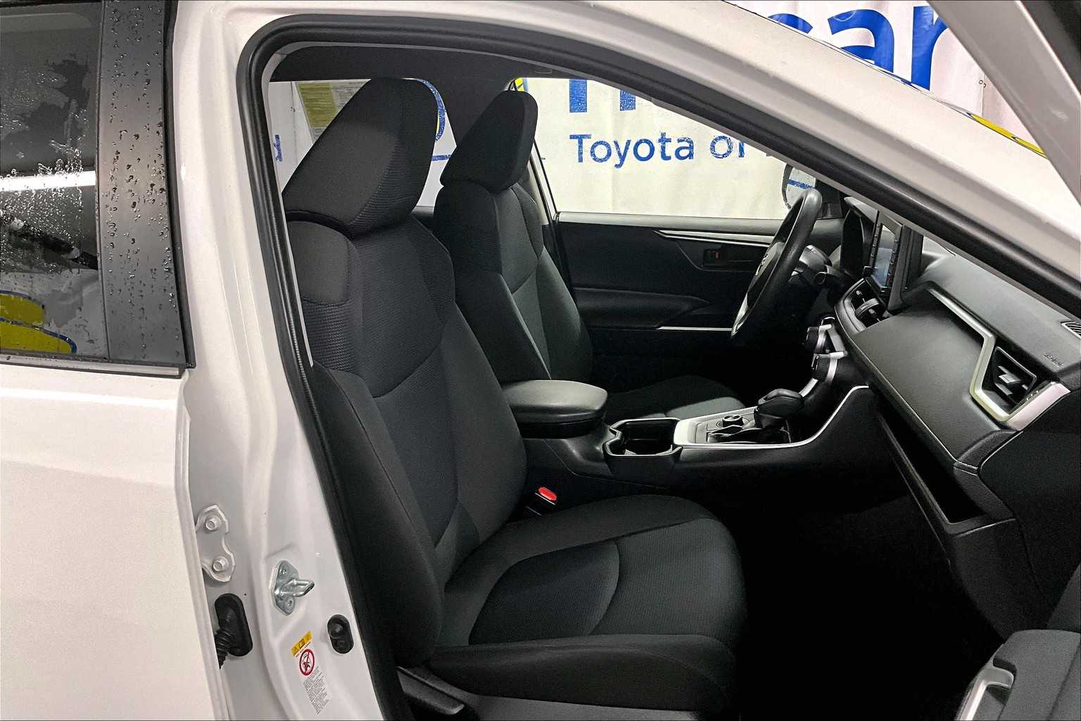 2019 Toyota RAV4 Hybrid LE - Photo 11