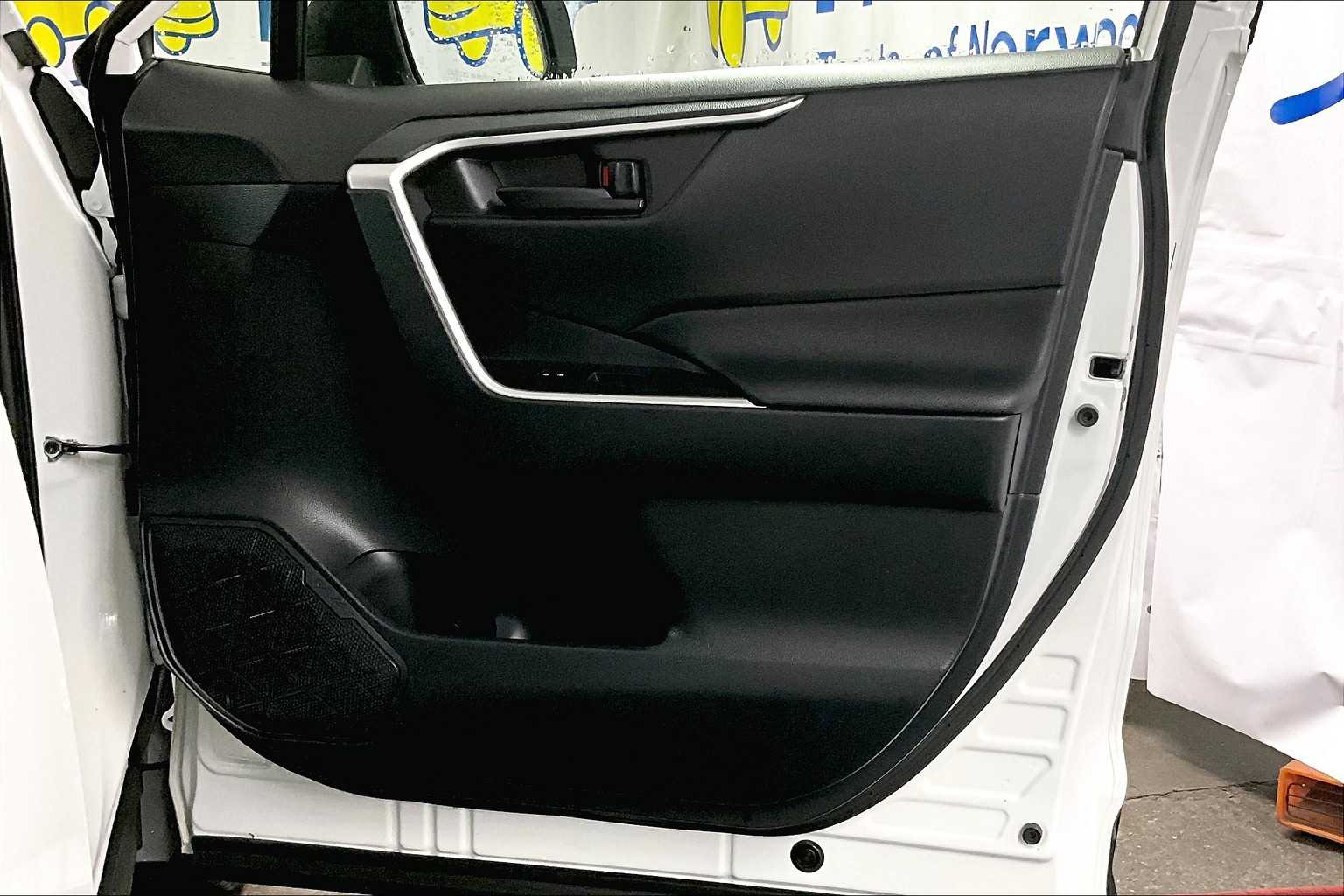 2019 Toyota RAV4 Hybrid LE - Photo 12