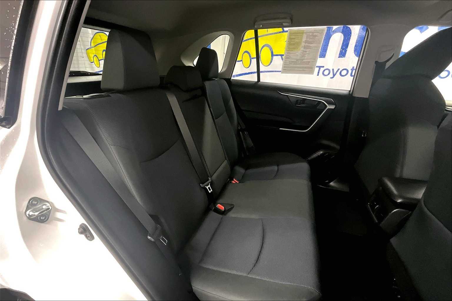 2019 Toyota RAV4 Hybrid LE - Photo 16