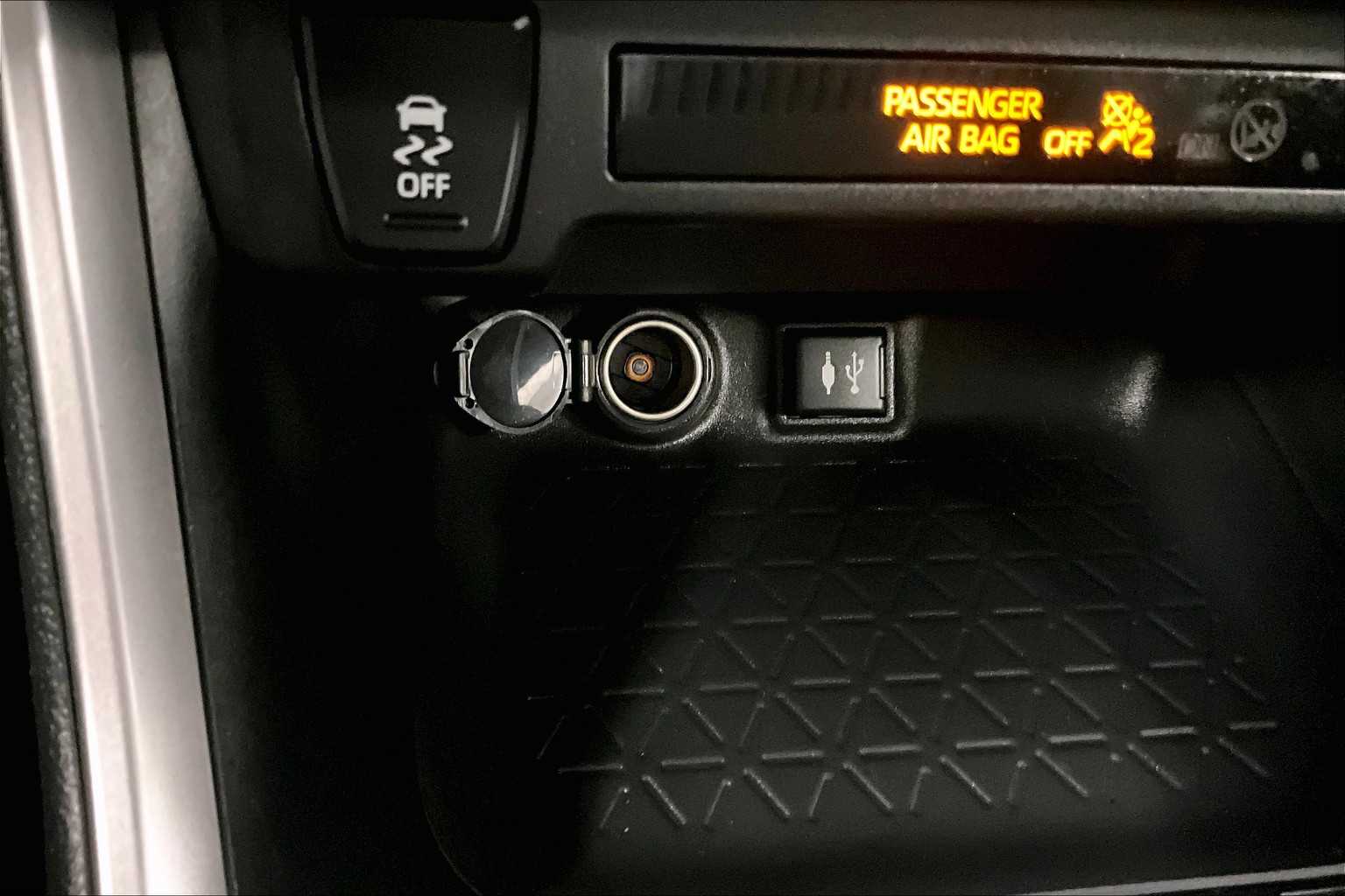 2019 Toyota RAV4 Hybrid LE - Photo 26