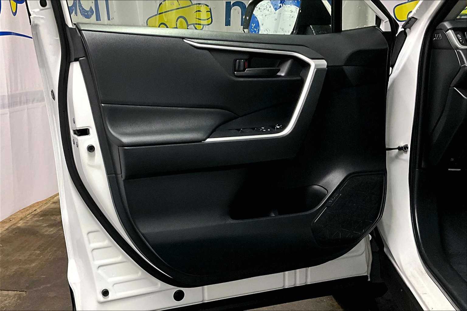 2019 Toyota RAV4 Hybrid LE - Photo 9