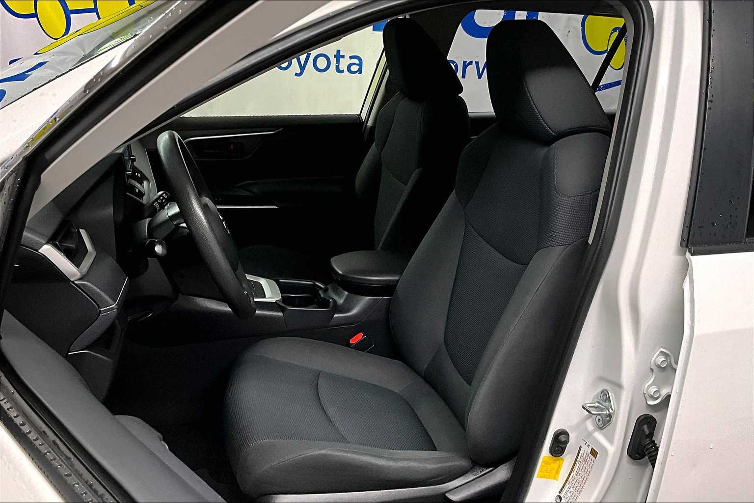 2019 Toyota RAV4 Hybrid LE - Photo 10