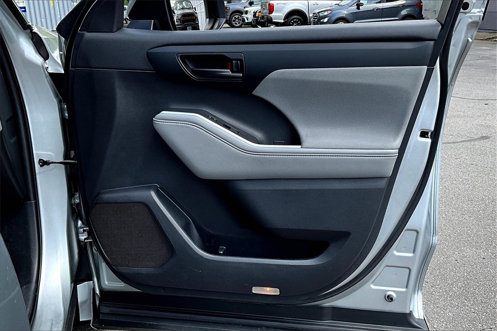 2021 Toyota Highlander L - Photo 12