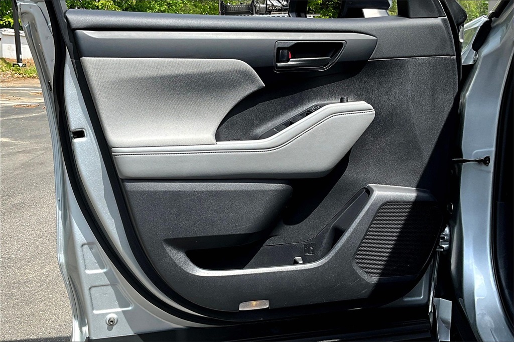 2021 Toyota Highlander L - Photo 9