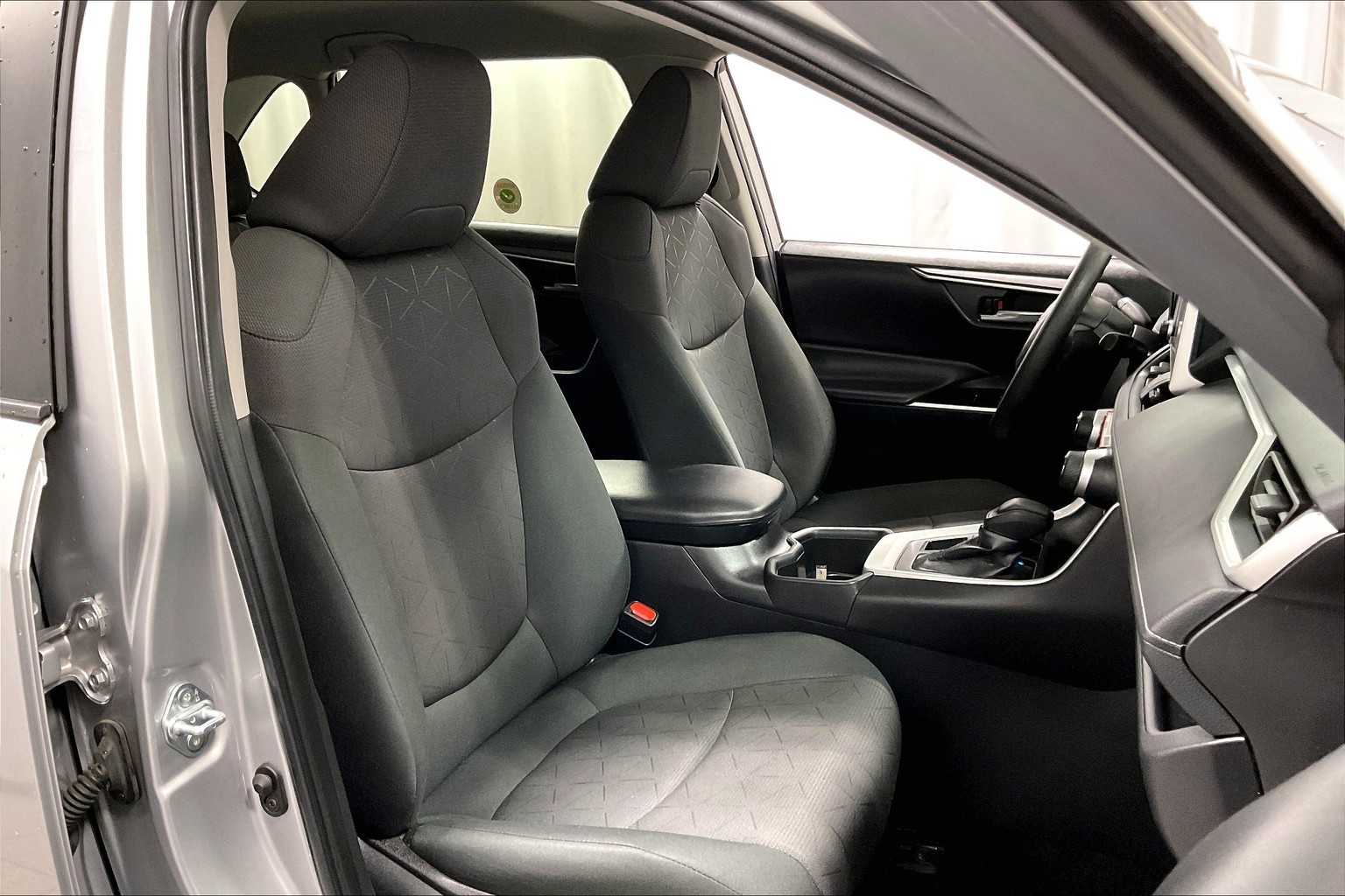 2024 Toyota RAV4 XLE - Photo 11