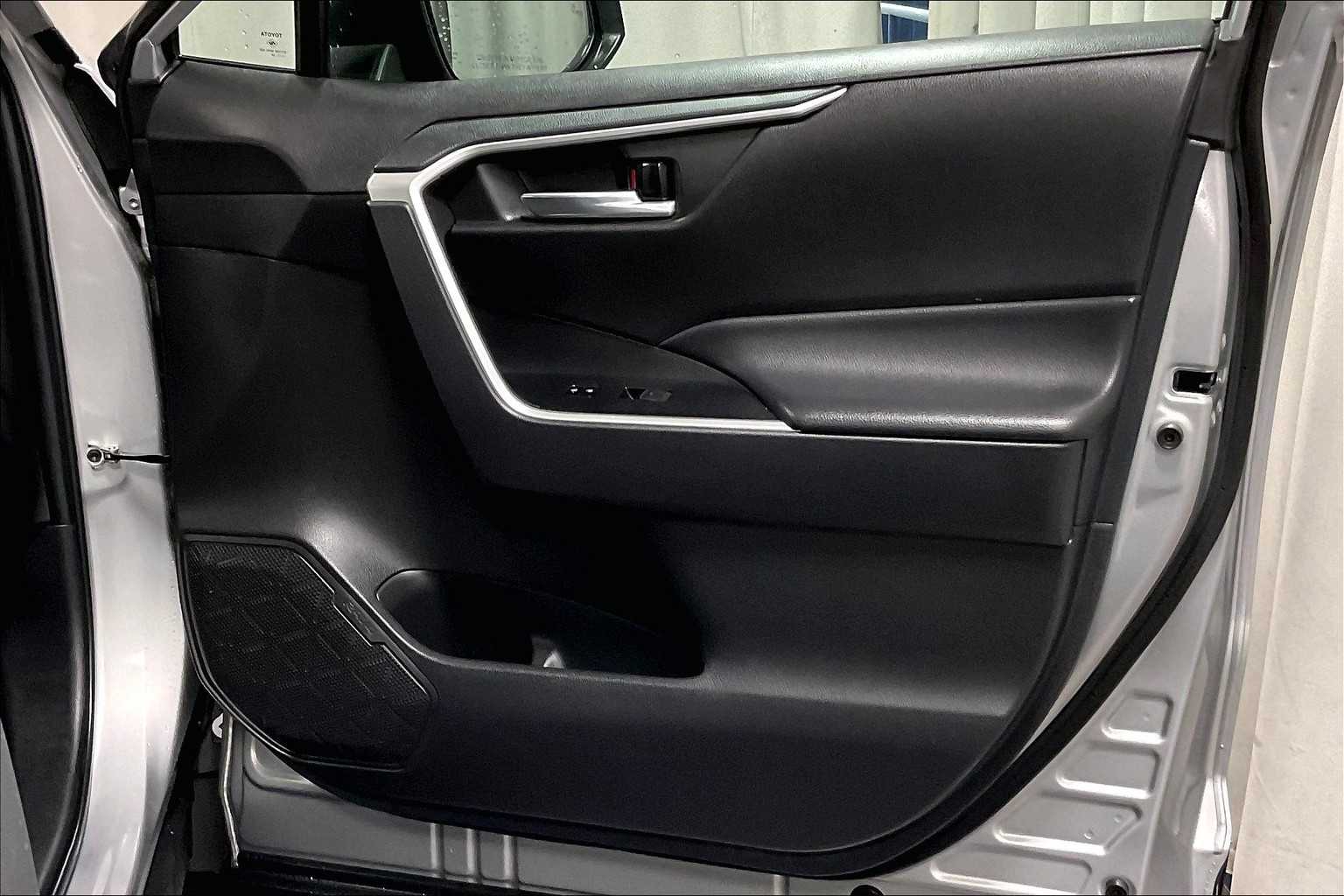 2024 Toyota RAV4 XLE - Photo 12