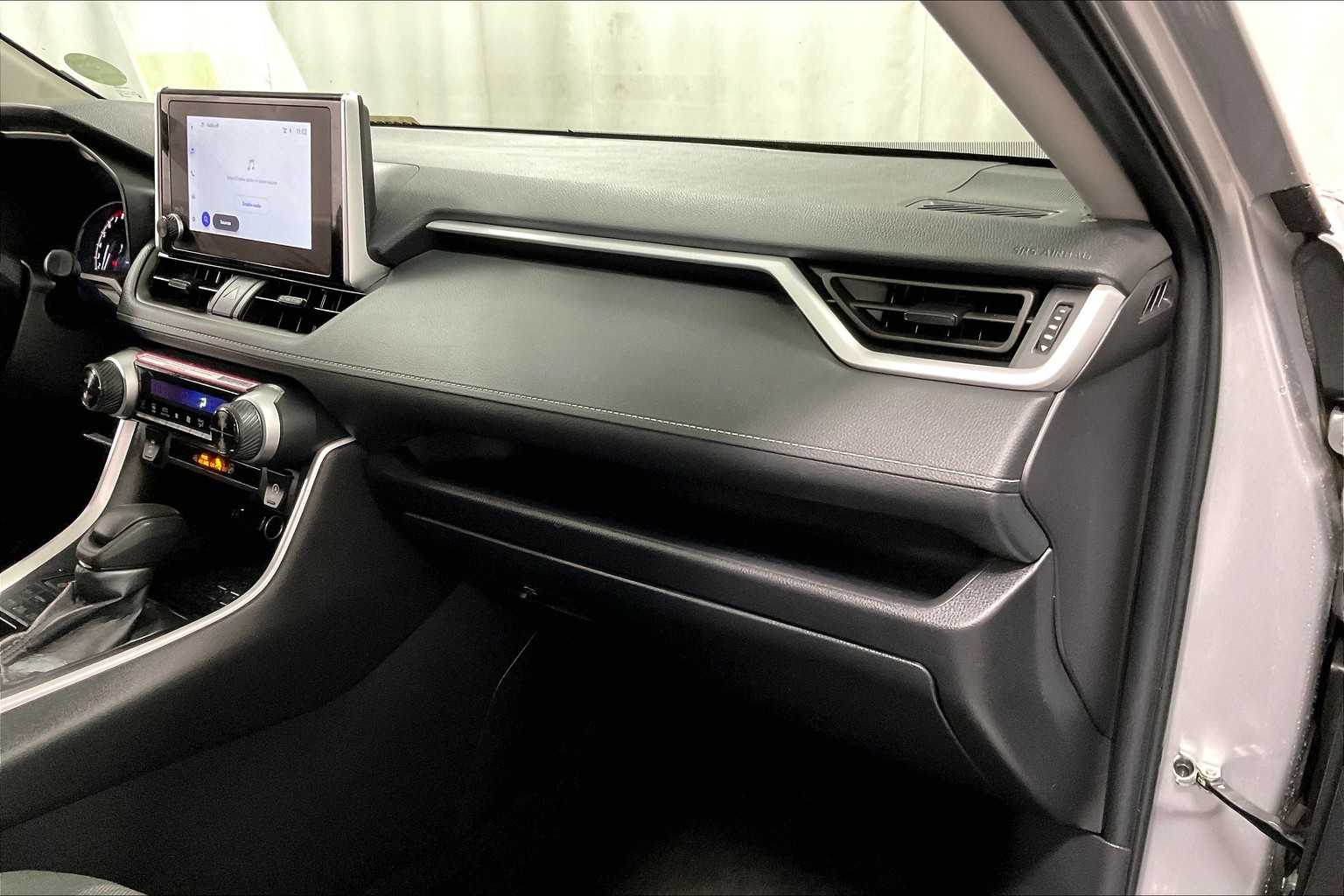 2024 Toyota RAV4 XLE - Photo 13