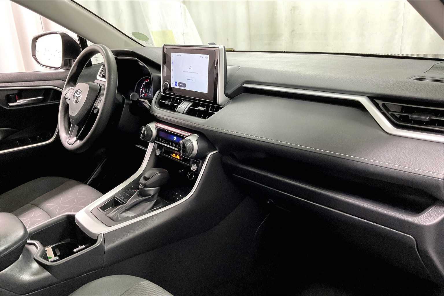 2024 Toyota RAV4 XLE - Photo 14