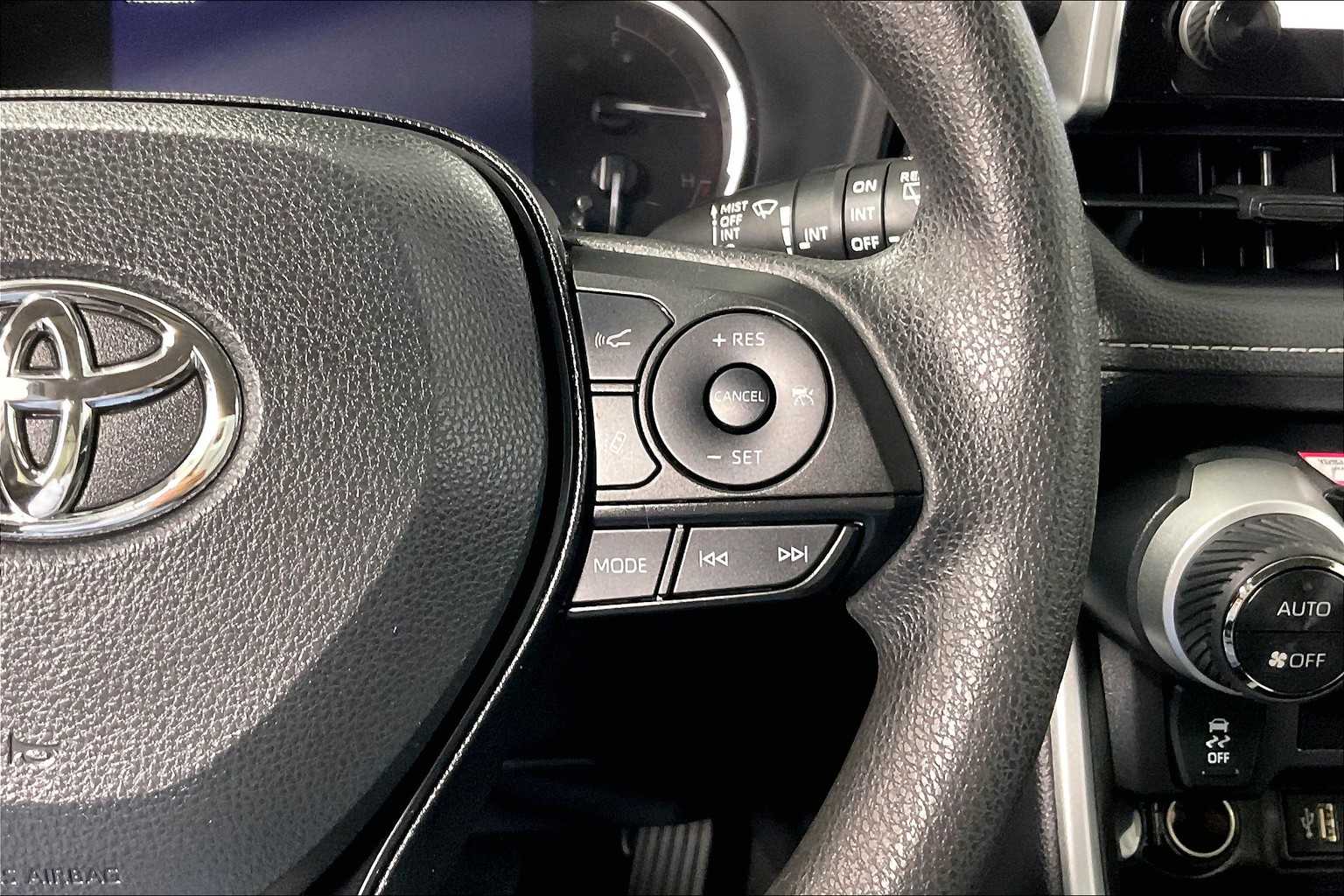 2024 Toyota RAV4 XLE - Photo 23
