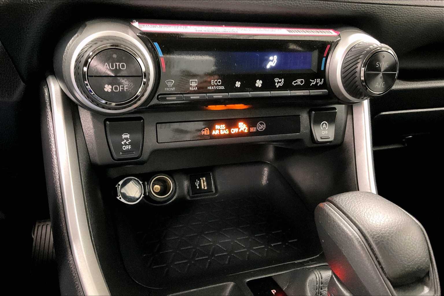 2024 Toyota RAV4 XLE - Photo 25