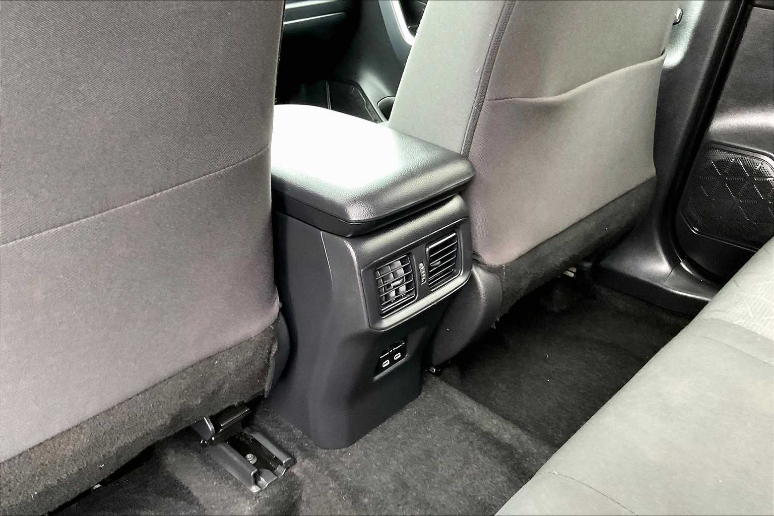 2024 Toyota RAV4 XLE - Photo 27