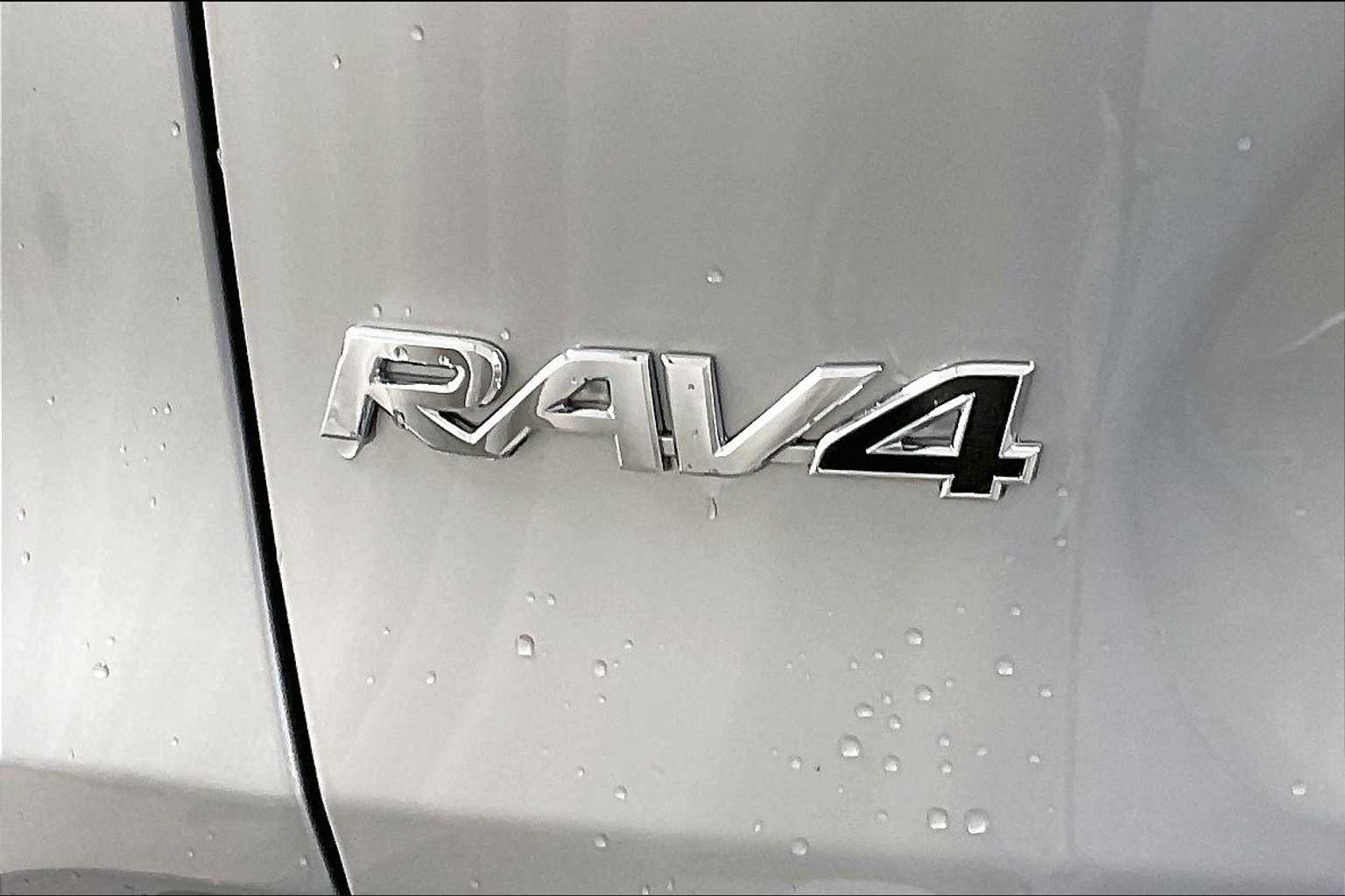 2024 Toyota RAV4 XLE - Photo 28
