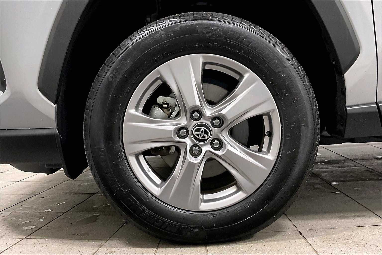 2024 Toyota RAV4 XLE - Photo 7