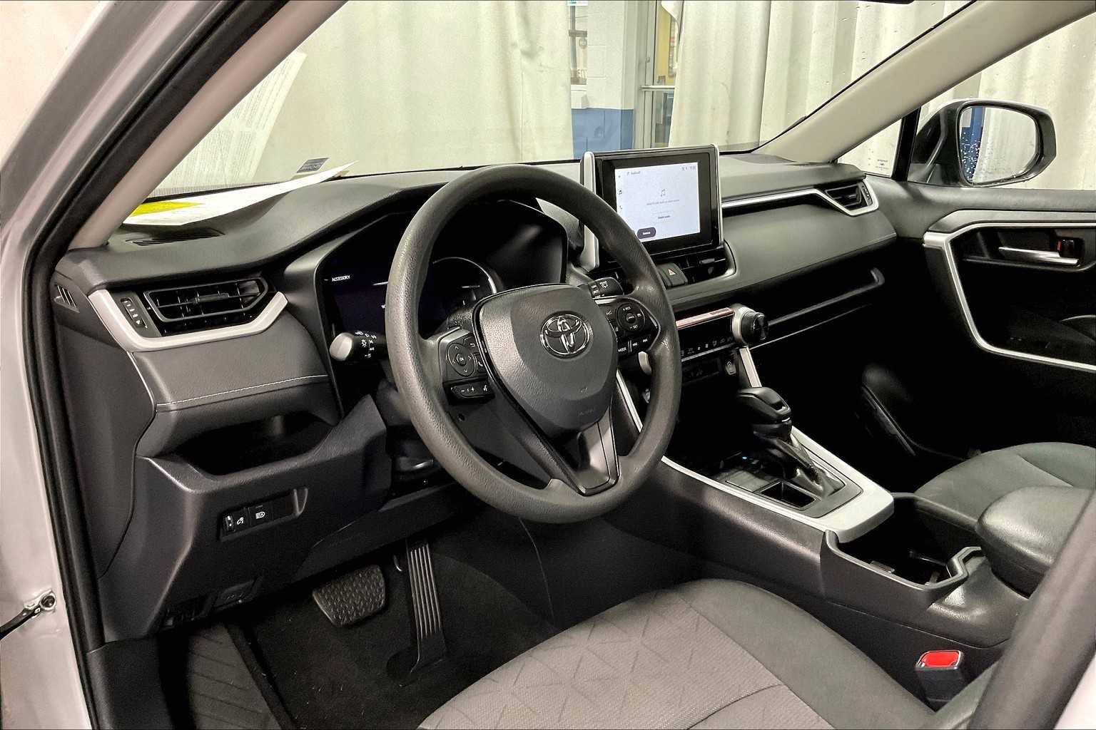 2024 Toyota RAV4 XLE - Photo 8