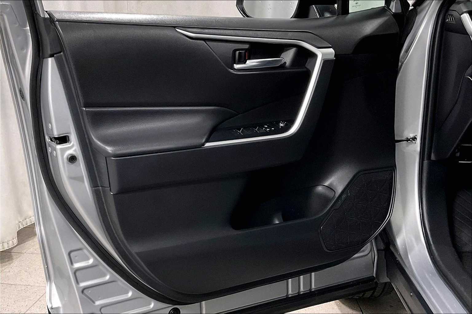 2024 Toyota RAV4 XLE - Photo 9