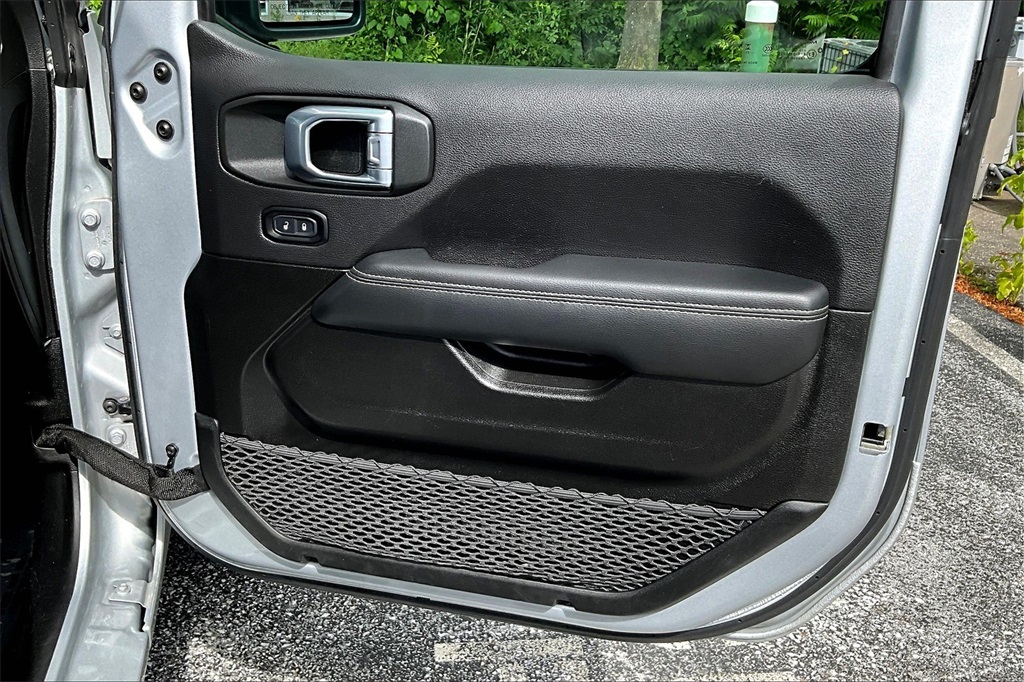 2023 Jeep Wrangler Sahara 4xe - Photo 12