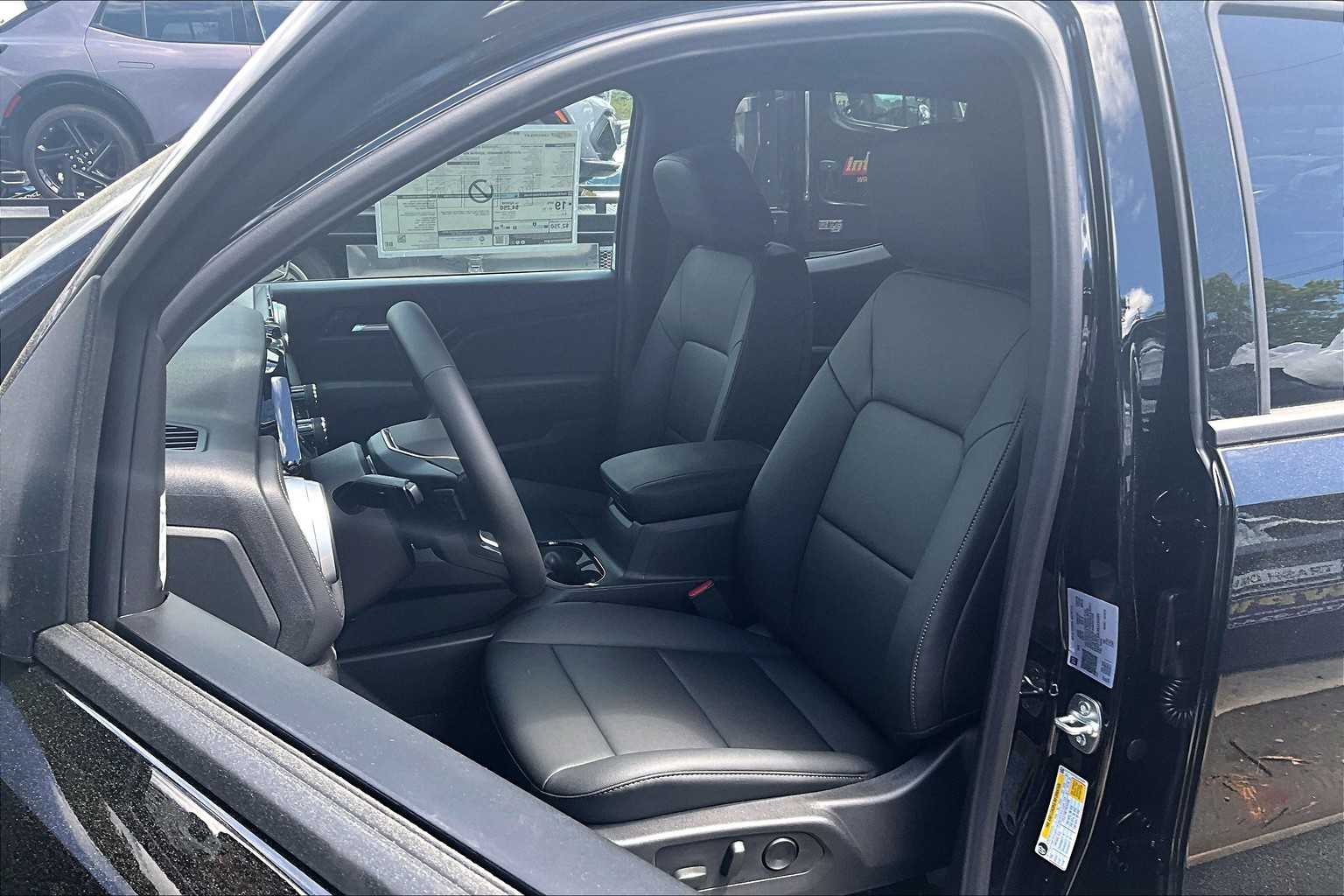2025 Chevrolet Colorado 4WD LT - Photo 11
