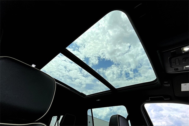 2023 Chevrolet Suburban Premier - Photo 22