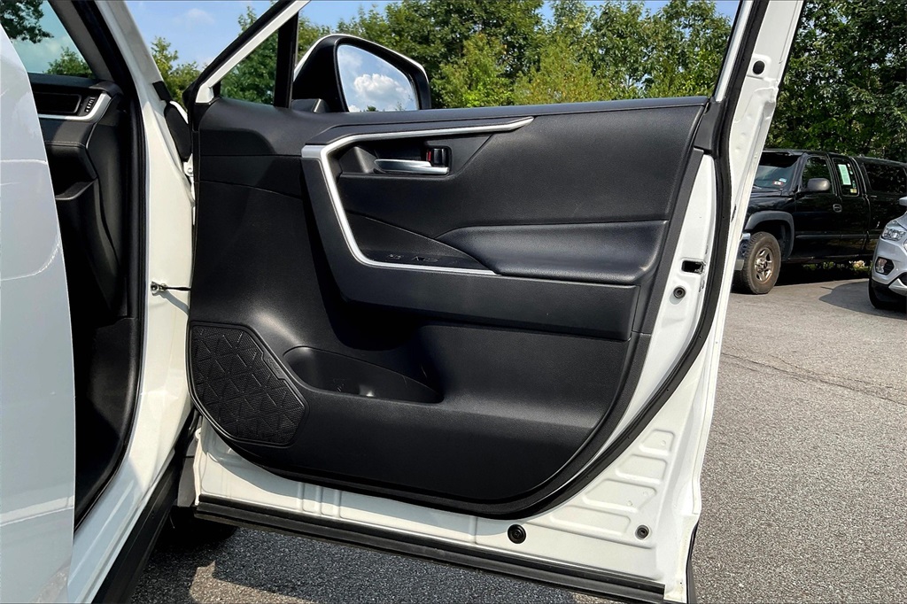 2022 Toyota RAV4 Hybrid XLE - Photo 11